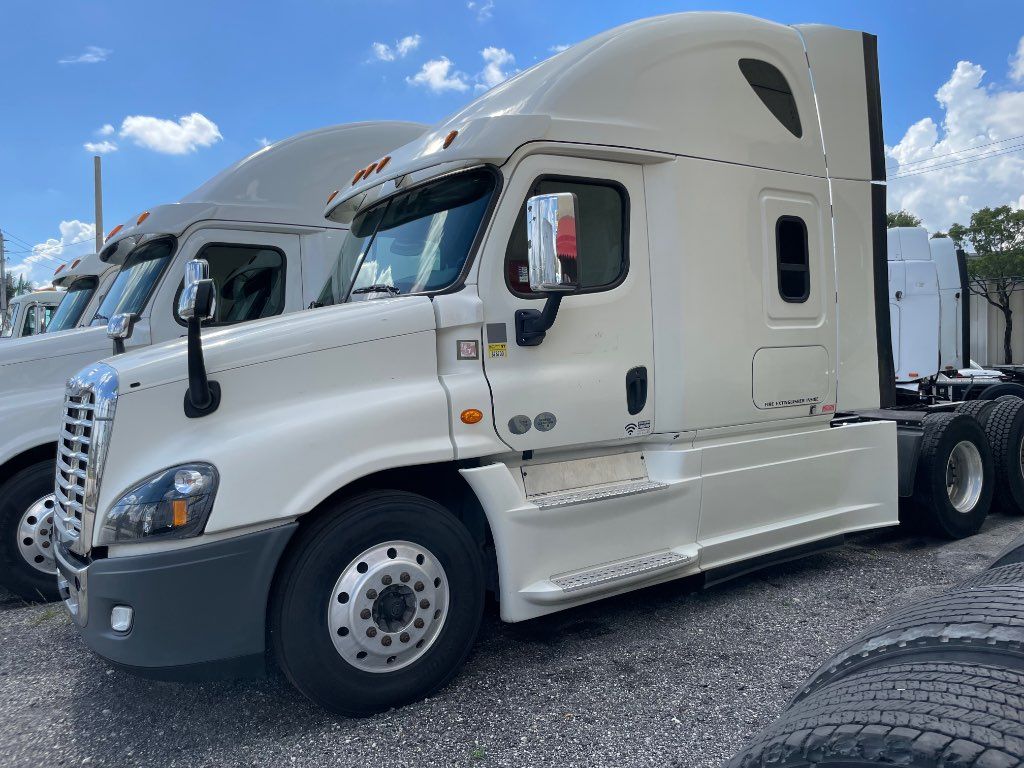 2017 FREIGHTLINER SLEEPER TRUCK, AUTOMATIC TRANSMISSION - STOCK: V2640 2017 FREIGHTLINER SLEEPER TRUCK, AUTOMATIC TRANSMISSION - STOCK: V2640
