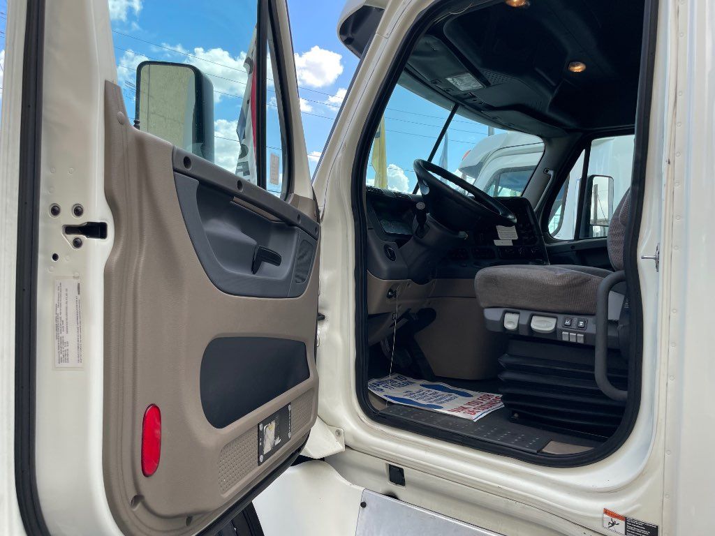 2017 FREIGHTLINER SLEEPER TRUCK, AUTOMATIC TRANSMISSION - STOCK: V2640 2017 FREIGHTLINER SLEEPER TRUCK, AUTOMATIC TRANSMISSION - STOCK: V2640