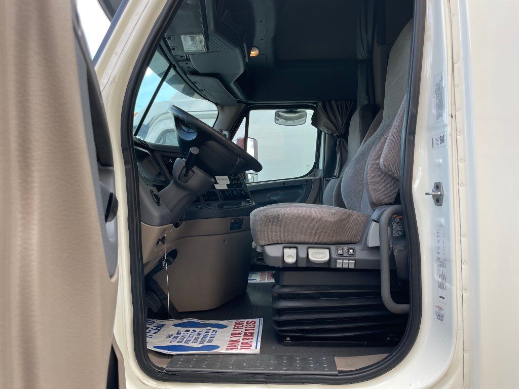 2017 FREIGHTLINER SLEEPER TRUCK, AUTOMATIC TRANSMISSION - STOCK: V2640 2017 FREIGHTLINER SLEEPER TRUCK, AUTOMATIC TRANSMISSION - STOCK: V2640