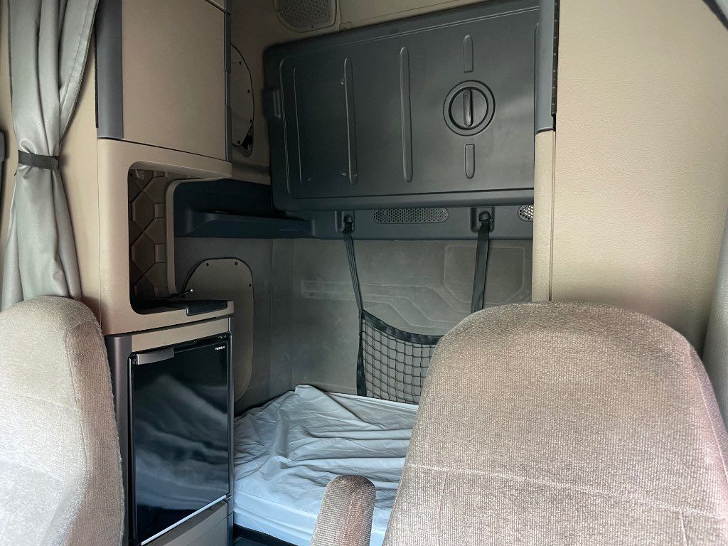 2017 FREIGHTLINER SLEEPER TRUCK, AUTOMATIC TRANSMISSION - STOCK: V2640 2017 FREIGHTLINER SLEEPER TRUCK, AUTOMATIC TRANSMISSION - STOCK: V2640