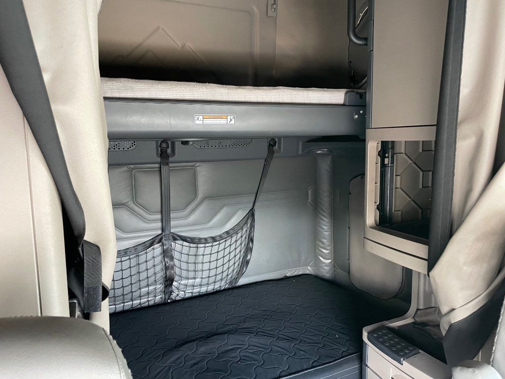 2015 FREIGHTLINER SLEEPER TRUCK, AUTOMATIC TRANSMISSION - STOCK: L2325 2015 FREIGHTLINER SLEEPER TRUCK, AUTOMATIC TRANSMISSION - STOCK: L2325