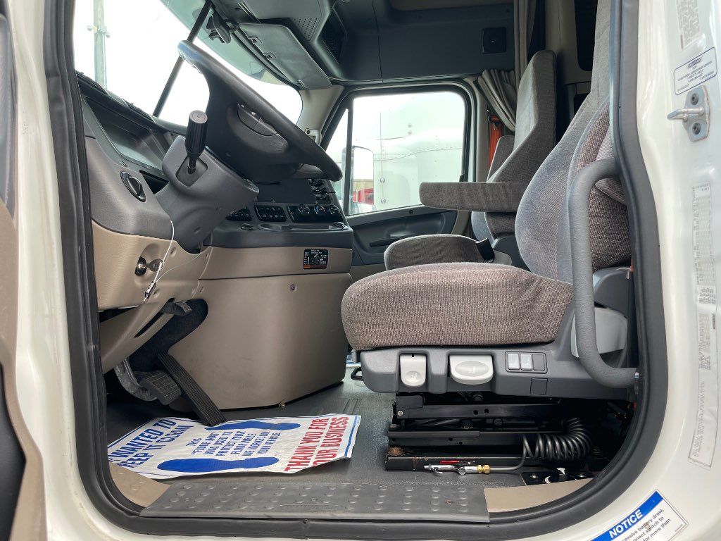 2015 FREIGHTLINER SLEEPER TRUCK, AUTOMATIC TRANSMISSION - STOCK: R5198 2015 FREIGHTLINER SLEEPER TRUCK, AUTOMATIC TRANSMISSION - STOCK: R5198