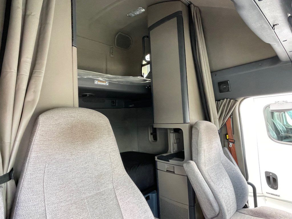 2015 FREIGHTLINER SLEEPER TRUCK, AUTOMATIC TRANSMISSION - STOCK: R5198 2015 FREIGHTLINER SLEEPER TRUCK, AUTOMATIC TRANSMISSION - STOCK: R5198