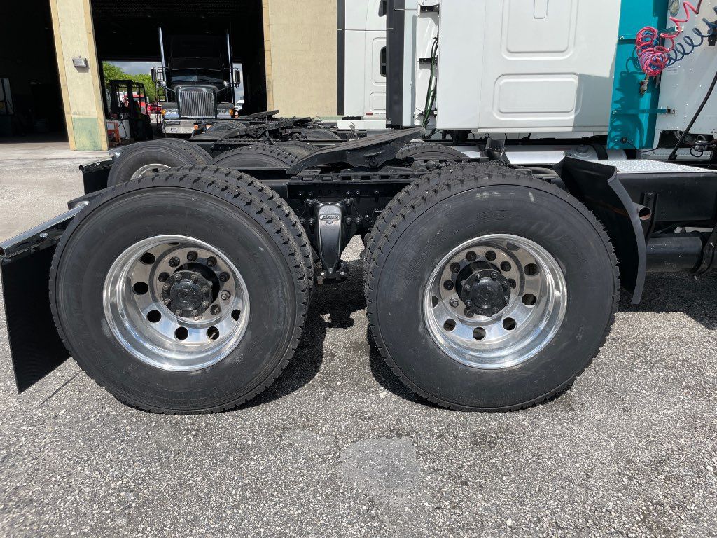 2000 FREIGHTLINER SLEEPER TRUCK, MERITOR 10 SPEED - STOCK: 75629 2000 FREIGHTLINER SLEEPER TRUCK, MERITOR 10 SPEED - STOCK: 75629