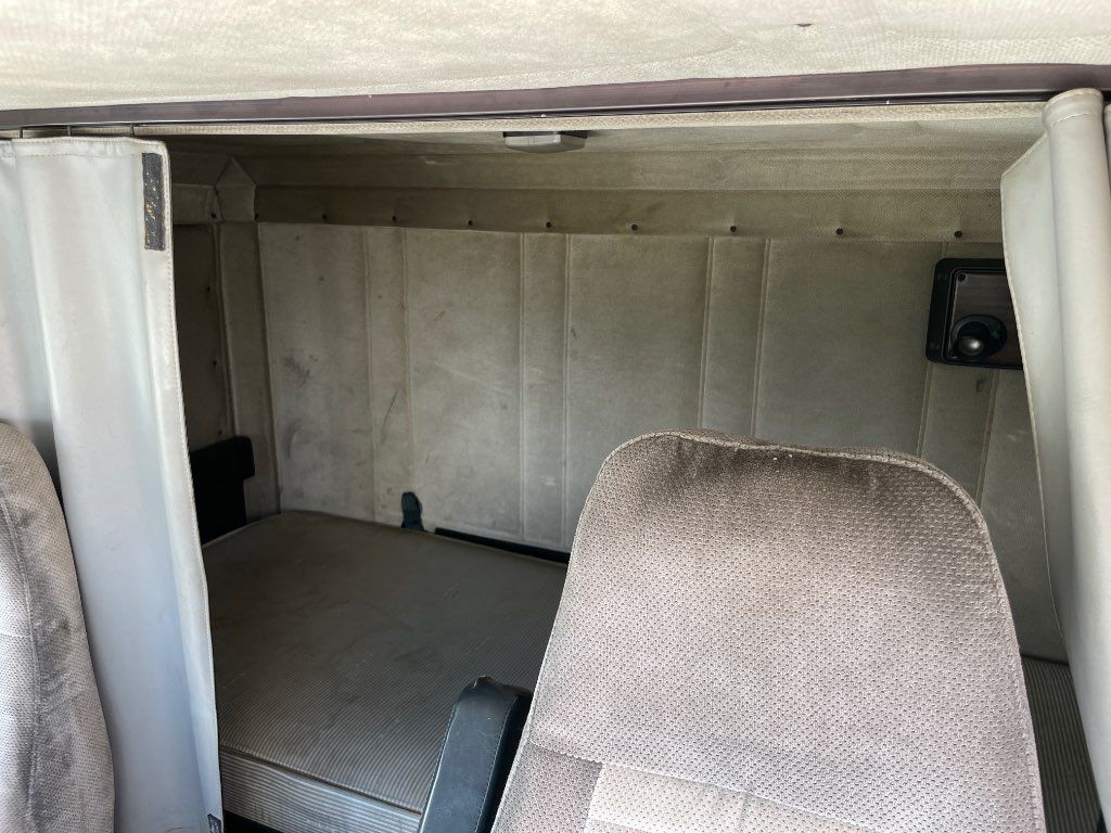 2000 FREIGHTLINER SLEEPER TRUCK, MERITOR 10 SPEED - STOCK: 75629 2000 FREIGHTLINER SLEEPER TRUCK, MERITOR 10 SPEED - STOCK: 75629