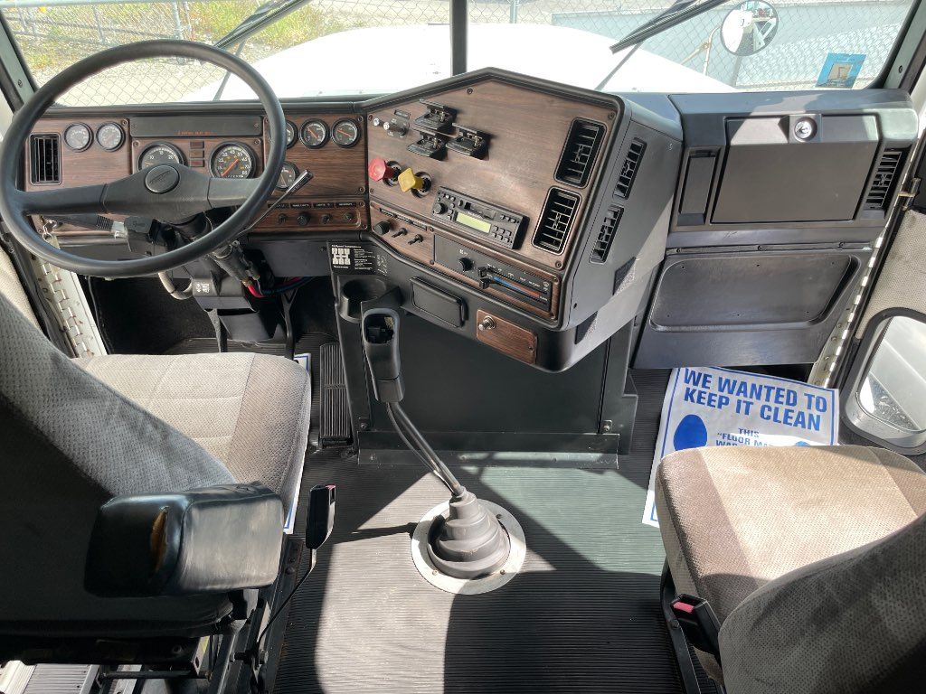 2000 FREIGHTLINER SLEEPER TRUCK, MERITOR 10 SPEED - STOCK: 75629 2000 FREIGHTLINER SLEEPER TRUCK, MERITOR 10 SPEED - STOCK: 75629
