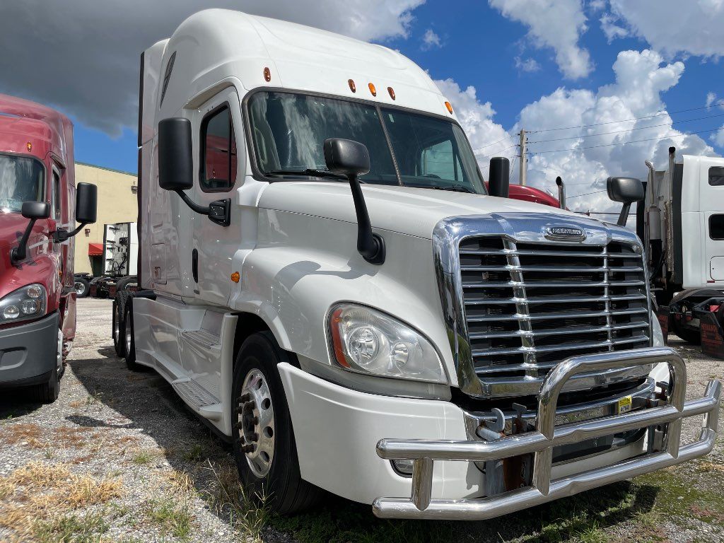 2015 FREIGHTLINER SLEEPER TRUCK, EATON FULLER 8LL SPEED - STOCK: E9296 2015 FREIGHTLINER SLEEPER TRUCK, EATON FULLER 8LL SPEED - STOCK: E9296
