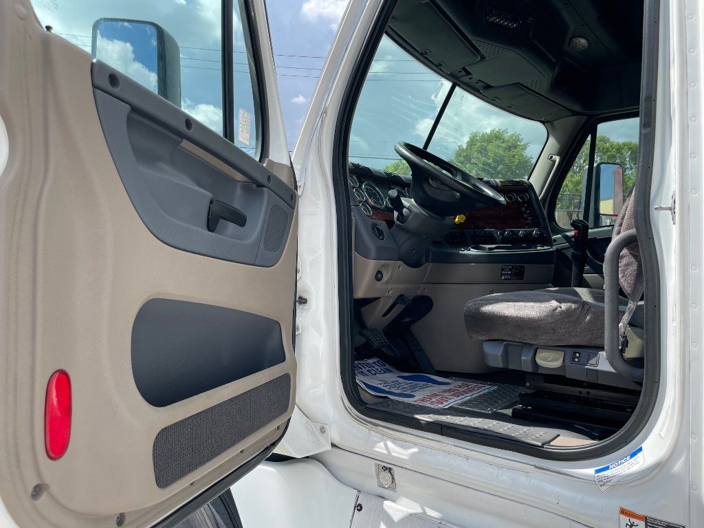 2015 FREIGHTLINER SLEEPER TRUCK, EATON FULLER 8LL SPEED - STOCK: E9296 2015 FREIGHTLINER SLEEPER TRUCK, EATON FULLER 8LL SPEED - STOCK: E9296