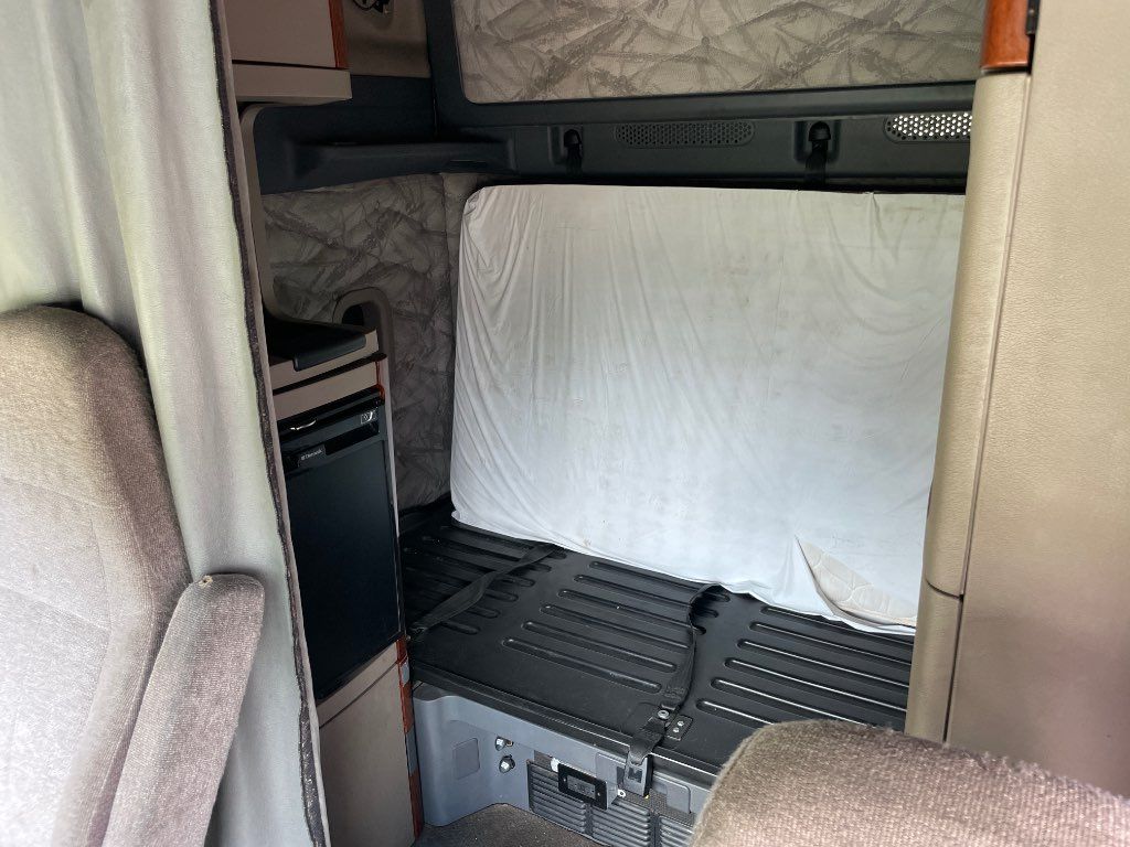 2015 FREIGHTLINER SLEEPER TRUCK, EATON FULLER 8LL SPEED - STOCK: E9296 2015 FREIGHTLINER SLEEPER TRUCK, EATON FULLER 8LL SPEED - STOCK: E9296