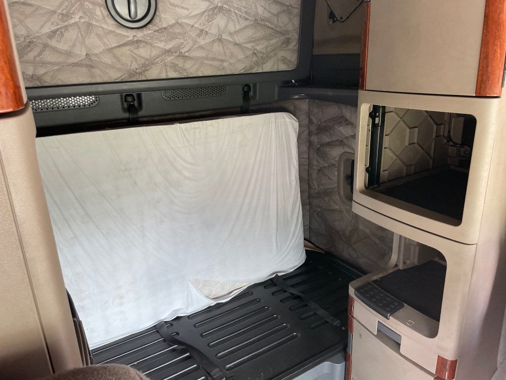 2015 FREIGHTLINER SLEEPER TRUCK, EATON FULLER 8LL SPEED - STOCK: E9296 2015 FREIGHTLINER SLEEPER TRUCK, EATON FULLER 8LL SPEED - STOCK: E9296