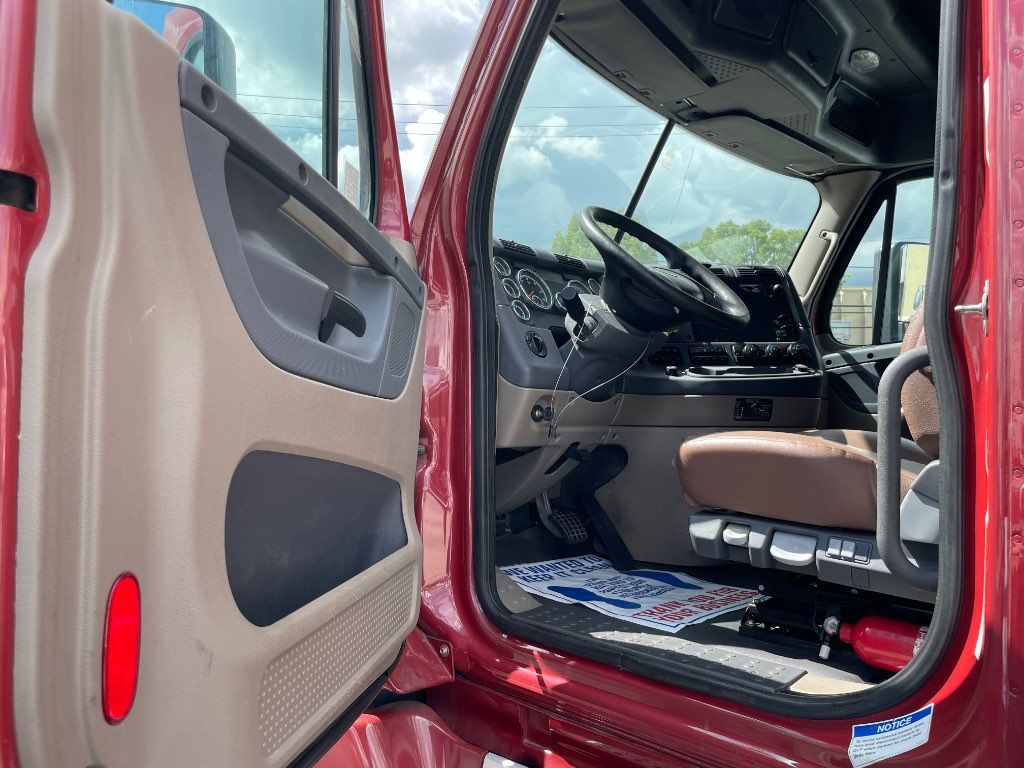 2016 FREIGHTLINER SLEEPER TRUCK, AUTOMATIC TRANSMISSION - STOCK: X3719 2016 FREIGHTLINER SLEEPER TRUCK, AUTOMATIC TRANSMISSION - STOCK: X3719