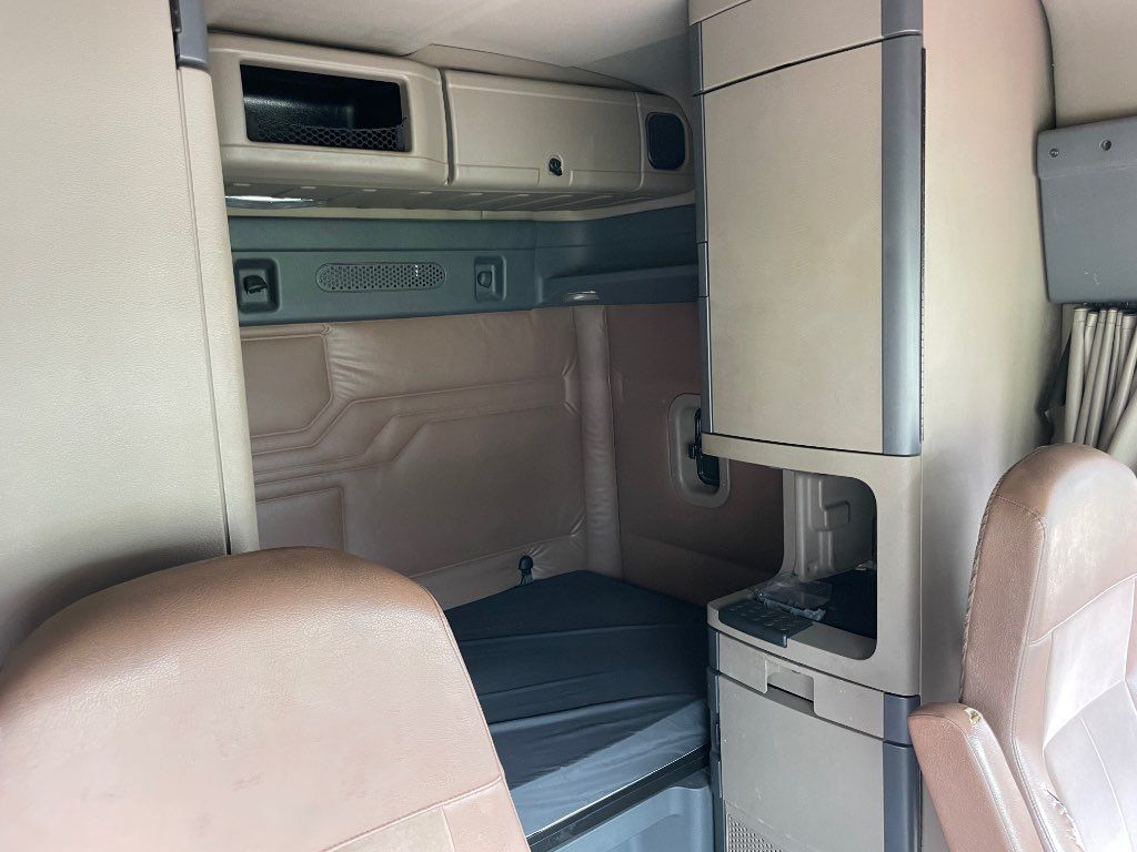 2016 FREIGHTLINER SLEEPER TRUCK, AUTOMATIC TRANSMISSION - STOCK: X3719 2016 FREIGHTLINER SLEEPER TRUCK, AUTOMATIC TRANSMISSION - STOCK: X3719