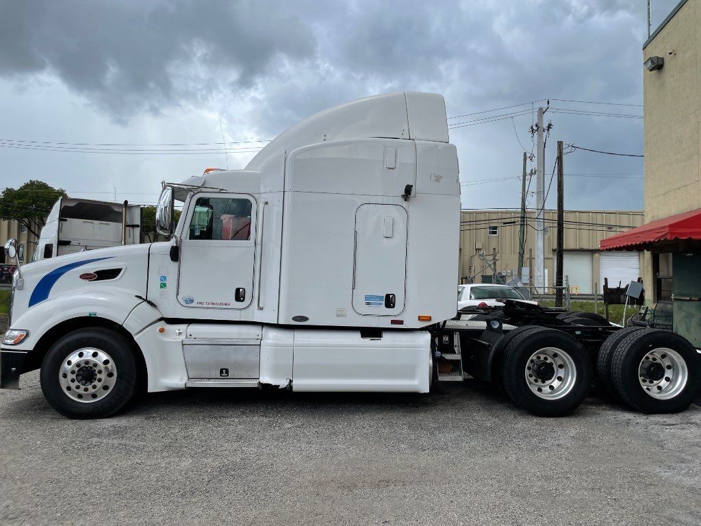 2011 PETERBILT SLEEPER TRUCK, EATON FULLER 10 SPEED REBULT ENGINE - STOCK: 31070 2011 PETERBILT SLEEPER TRUCK, EATON FULLER 10 SPEED REBULT ENGINE - STOCK: 31070