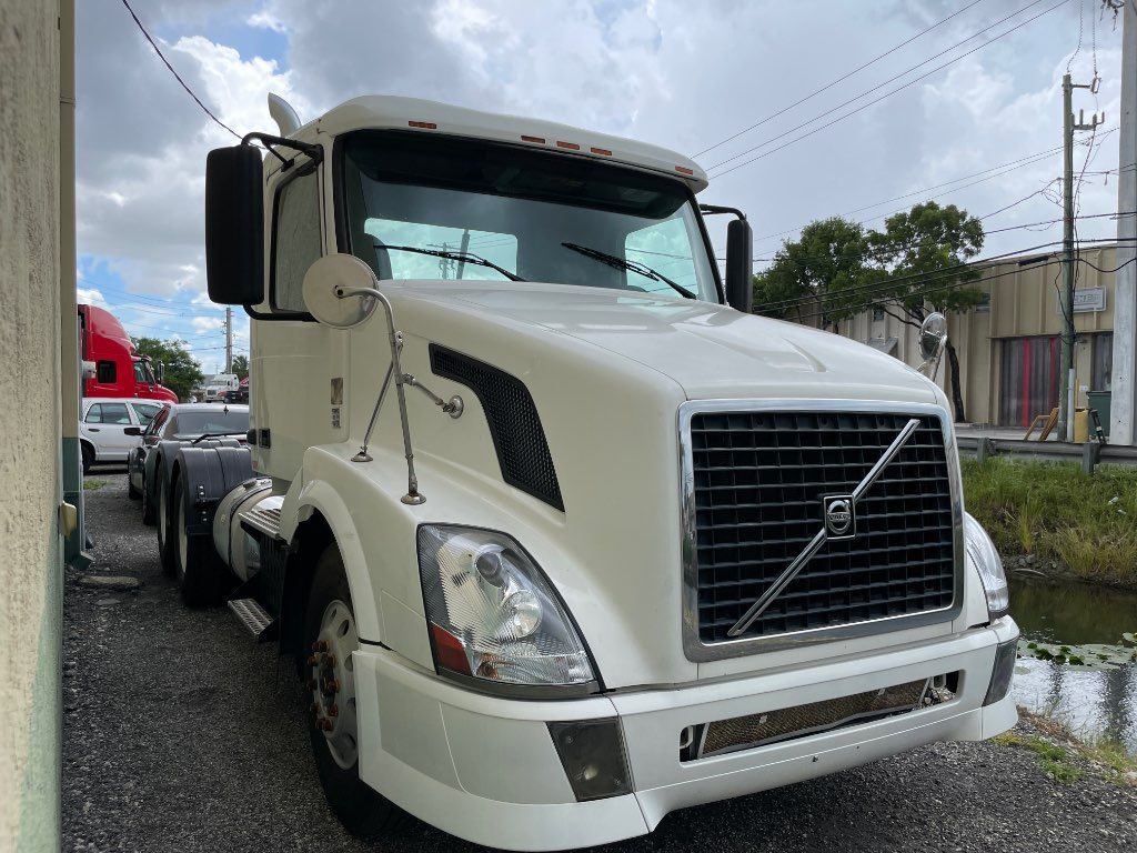 2011 VOLVO DAY CAB TRUCK, EATON FULLER TRANSMISSION - STOCK: 28232 2011 VOLVO DAY CAB TRUCK, EATON FULLER TRANSMISSION - STOCK: 28232