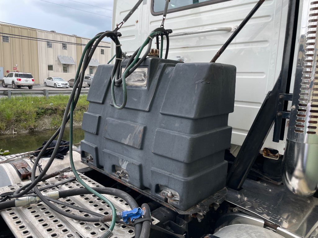 2011 VOLVO DAY CAB TRUCK, EATON FULLER TRANSMISSION - STOCK: 28232 2011 VOLVO DAY CAB TRUCK, EATON FULLER TRANSMISSION - STOCK: 28232