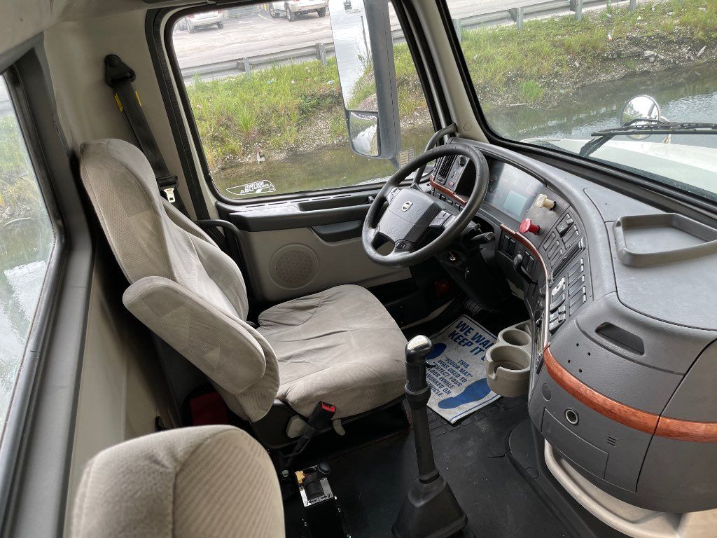 2011 VOLVO DAY CAB TRUCK, EATON FULLER TRANSMISSION - STOCK: 28232 2011 VOLVO DAY CAB TRUCK, EATON FULLER TRANSMISSION - STOCK: 28232