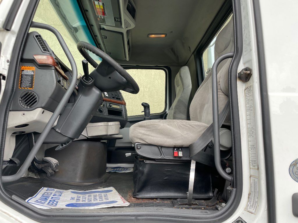 2011 VOLVO DAY CAB TRUCK, EATON FULLER TRANSMISSION - STOCK: 28232 2011 VOLVO DAY CAB TRUCK, EATON FULLER TRANSMISSION - STOCK: 28232