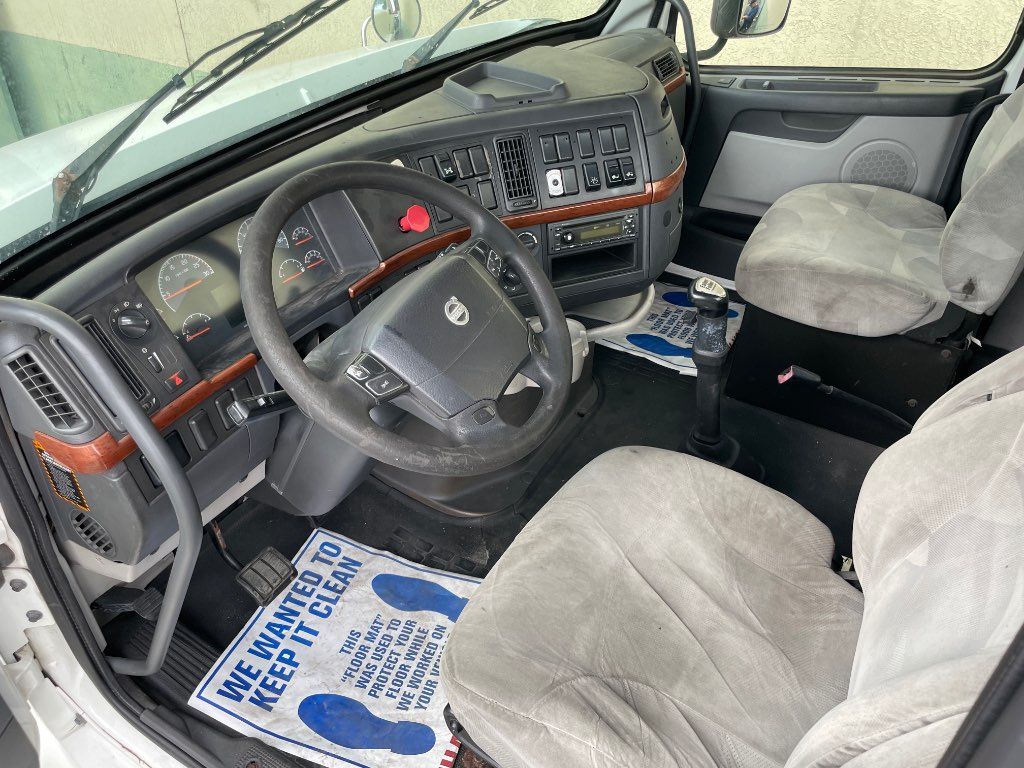 2011 VOLVO DAY CAB TRUCK, EATON FULLER TRANSMISSION - STOCK: 28232 2011 VOLVO DAY CAB TRUCK, EATON FULLER TRANSMISSION - STOCK: 28232